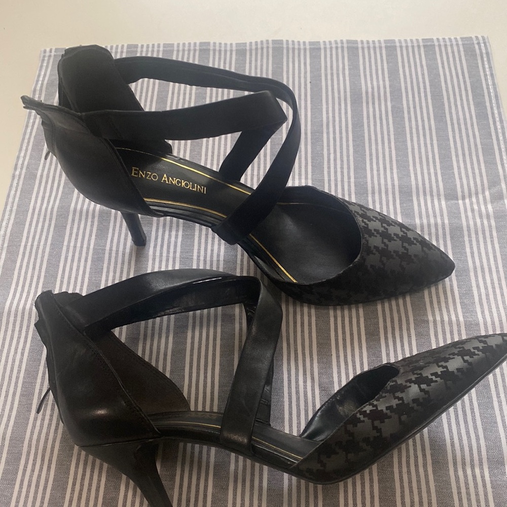 Nice cross strap pump!